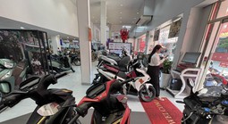 Tiêu thụ xe máy điện tăng sốc, doanh số xe xăng chững lại