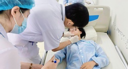 Nữ sinh bị dây điện giăng ngang đường cứa vào cổ