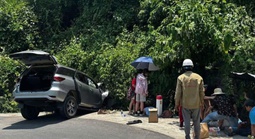 Ô tô lao xuống mương đèo Hòn Bà, 6 người gặp nạn