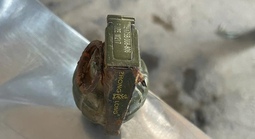 Học sinh lớp 8 mang lựu đạn nhặt được còn nguyên kíp nổ giao nộp CSGT