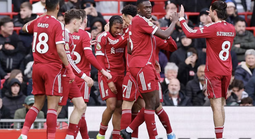 Sao 17 tuổi giúp Liverpool tìm lại mạch chiến thắng