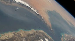 Điểm nóng xung đột ngày 12-4: Tàu chiến Mỹ đi qua eo biển Hormuz