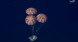 Chùm ảnh: 4 phi hành gia Artemis II hạ cánh xuống Thái Bình Dương