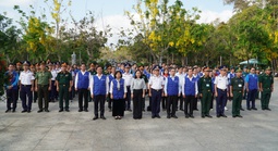 Đoàn đại biểu TPHCM và Bộ Tư lệnh Vùng Cảnh sát biển 3 dâng hương liệt sĩ tại Côn Đảo