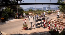 CLIP: Người phụ nữ vượt rào chắn đường sắt, ngã sát đường ray khi tàu sắp tới