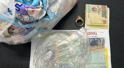 Nhẫn vàng cùng hàng chục triệu đồng bị bỏ quên trên bãi biển Đà Nẵng