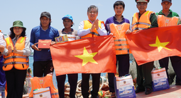 Trao cờ Tổ quốc, tặng quà cho quân, dân đặc khu Côn Đảo