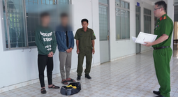 Bắt quả tang 2 thanh niên làm chuyện lén lút giữa đêm khuya