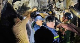 Cận cảnh giải cứu tài xế bị thương mắc kẹt khi xe tải rơi xuống vực sâu 80 m