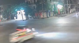 VIDEO: Xe cứu thương chở nhiều người bị lật sau khi tông xe bán tải ở ngã tư