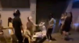 Công an vào cuộc vụ 2 nhóm phụ nữ đánh nhau, nhiều người vây quanh quay clip