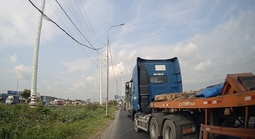 Xử lý tài xế xe đầu kéo đánh lái suýt gây tai nạn giao thông ở TPHCM