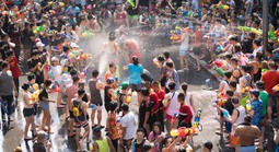 Tưng bừng lễ hội té nước Thái Lan, lễ hội tắm bùn Hàn Quốc