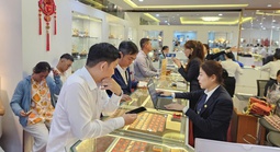 Tối 12-4, giá vàng miếng SJC thấp hơn vùng đỉnh trên 18 triệu đồng, chưa vội mua vào?