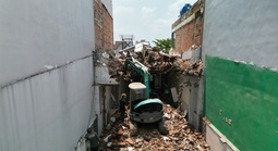 Cận cảnh hàng loạt nhà dân dọc Quốc lộ 13 đang tiến hành tháo dỡ