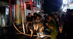 Giải cứu 5 người trong vụ cháy ngôi nhà 6 tầng lúc nửa đêm