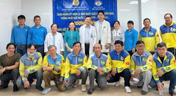 Tài xế xe ôm vui mừng vì được khám sức khỏe miễn phí