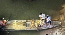 Người đàn ông lao xuống sông cứu sống người mẹ ôm con nhỏ nhảy cầu tự tử