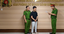 Lừa khách đưa điện thoại, 1 nhân viên ngân hàng "rút" 1,7 tỉ đồng để tiêu xài