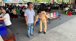 Hình ảnh CSGT Tây Ninh rà quét thiết bị điện tử trên người thi sát hạch lái xe