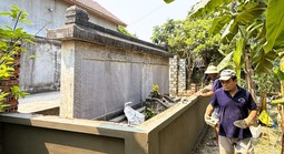 Tin mới về tấm bia cổ hơn 300 năm ở Thanh Hóa thành tường rào nhà dân