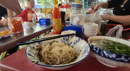 Ăn uống vỉa hè: Đừng để ngon, tiện lợi đổi lấy bệnh tật!