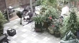 Xôn xao clip chồng đánh vợ, túm tóc kéo lê từ sân vào nhà