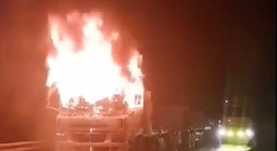 VIDEO: Xe đầu kéo biển số nước ngoài cháy ngùn ngụt trong đêm