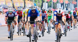 Xác định nhất chặng bằng camera: Patrick Patterson thắng sít sao tại Quảng Ngãi