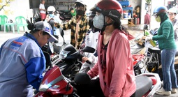 Giá dầu diesel giảm thêm gần 2.000 đồng/lít