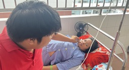Xót lòng gia cảnh nam sinh lớp 9 bệnh tật, đi bán vé số dạo ở Cần Thơ