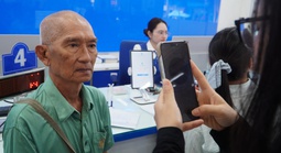 Lo bị khóa SIM điện thoại, người dân ùn ùn đi làm thủ tục xác thực thuê bao chính chủ