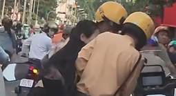 Sự thật video cô gái giật tờ giấy màu xanh từ tay CSGT