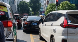 Ô tô biển xanh ở TPHCM bị xử lý do dừng đè ở vạch mắc võng