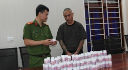 Bắt đối tượng bán gần 1.000 lọ thuốc giả có chất cấm cho người bệnh