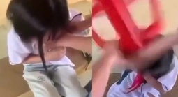 Nữ sinh lớp 8 bị bạn dùng ghế đánh vào đầu, cởi áo giữa lớp