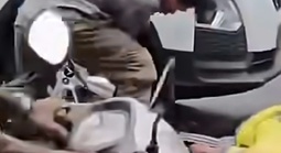 Tài xế xe ôm công nghệ bị co giật trên đường ở TPHCM suýt bị ô tô cán qua người