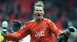 Cựu thủ môn Arsenal và Liverpool tử nạn giao thông