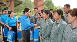 Chủ tịch Tổng LĐLĐ Việt Nam thăm, tặng quà người lao động tại Thái Nguyên