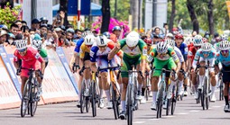 Tay đua Việt kiều Pháp Trần Clement Em thắng chặng 13 Cúp truyền hình: vòng đua quanh Quy Nhơn