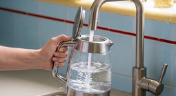 Nghiên cứu 64 năm bác bỏ tin đồn về nước máy chứa fluor