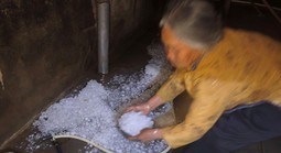 VIDEO: Chị gái nhanh trí ôm em nhỏ lao khỏi giường khi mưa đá ầm ầm dội xuống