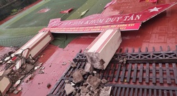 Lốc xoáy quật sập cổng nhà văn hoá, nhiều nhà dân tốc mái