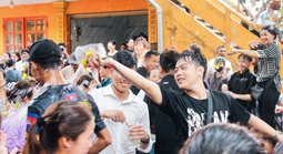 TPHCM: Hàng ngàn người đổ về chùa Chantarangsay tắm Phật, té nước cầu an