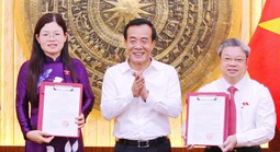 Trao Nghị quyết phê chuẩn Phó trưởng Đoàn Đại biểu Quốc hội tỉnh Thanh Hóa