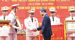 Giám đốc Công an TP Hà Nội Nguyễn Thanh Tùng nhận danh hiệu Anh hùng Lực lượng vũ trang nhân dân