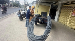 Hàng trăm "hung thần" xe tự chế chở thép ở TPHCM bị CSGT tóm gọn