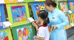 Bất ngờ với triển lãm về hai thế giới đối lập