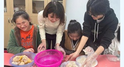 Cô gái khiếm thị thắp sáng cuộc đời bằng tiếng hát