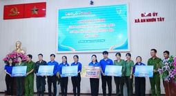 Báo Người Lao Động trao tặng 200 lá cờ Tổ quốc cho người dân xã An Nhơn Tây